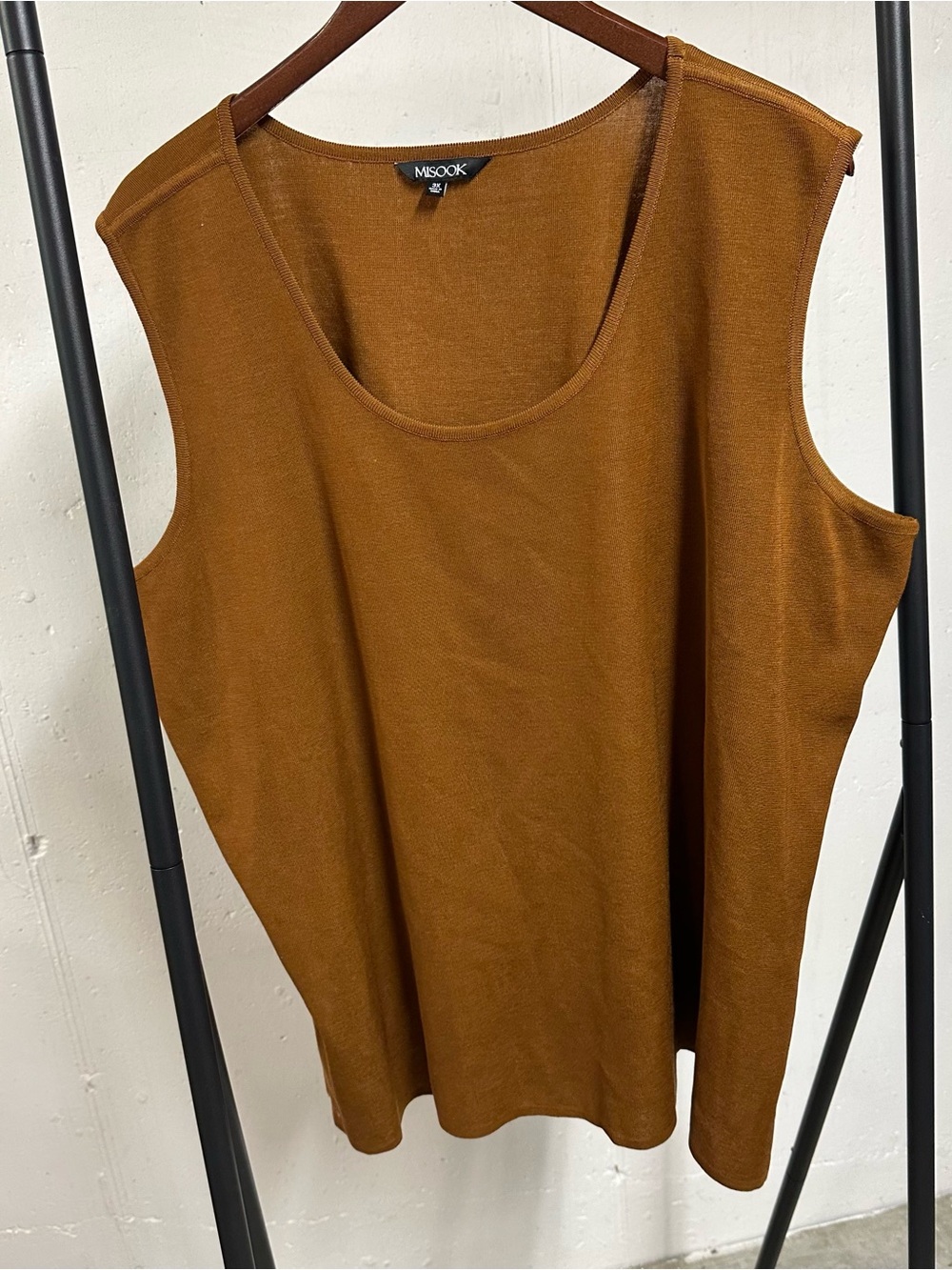 Misook Sleeveless Scoop Neck Tank in Warm Rust